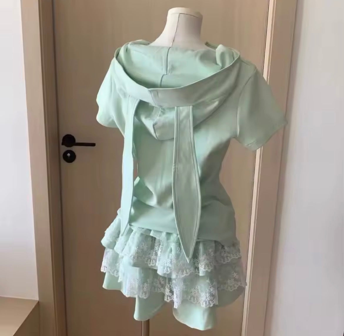 Conjunto Bunny Bloom™ – Moletom com Capuz de Orelhas & Saia em Renda