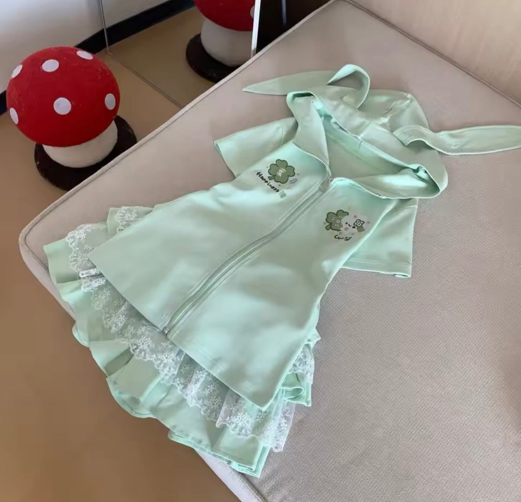 Conjunto Bunny Bloom™ – Moletom com Capuz de Orelhas & Saia em Renda